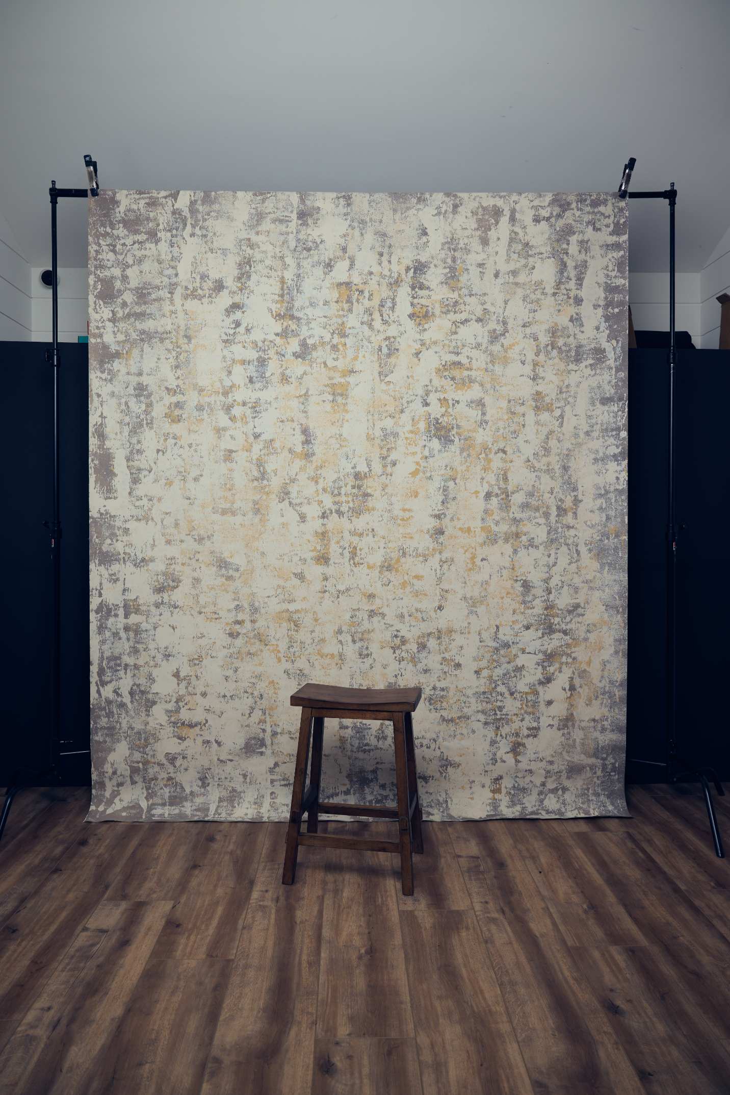 Clotstudio #564 hand-painted coarse grained canvas backdrop in beige brown textured, perfect for portrait photography (shot by @jakelylephoto)