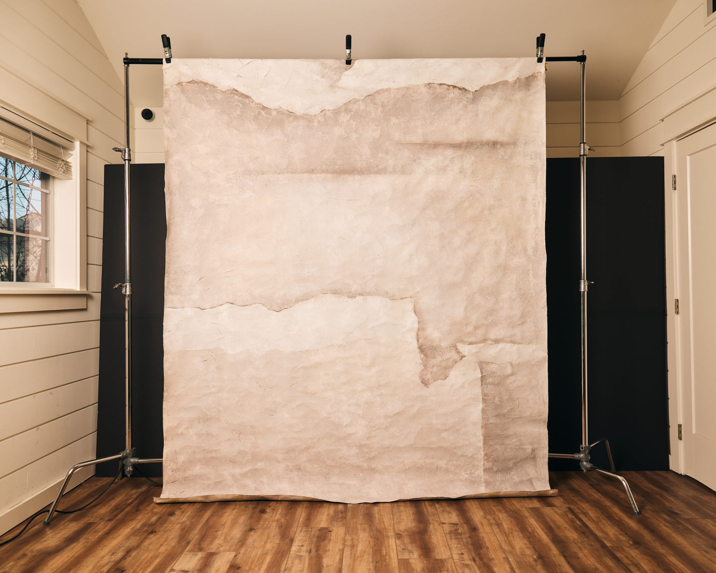 Clotstudio #563 hand-painted coarse grained canvas backdrop in grey white textured, perfect for portrait photography (shot by @jakelylephoto)