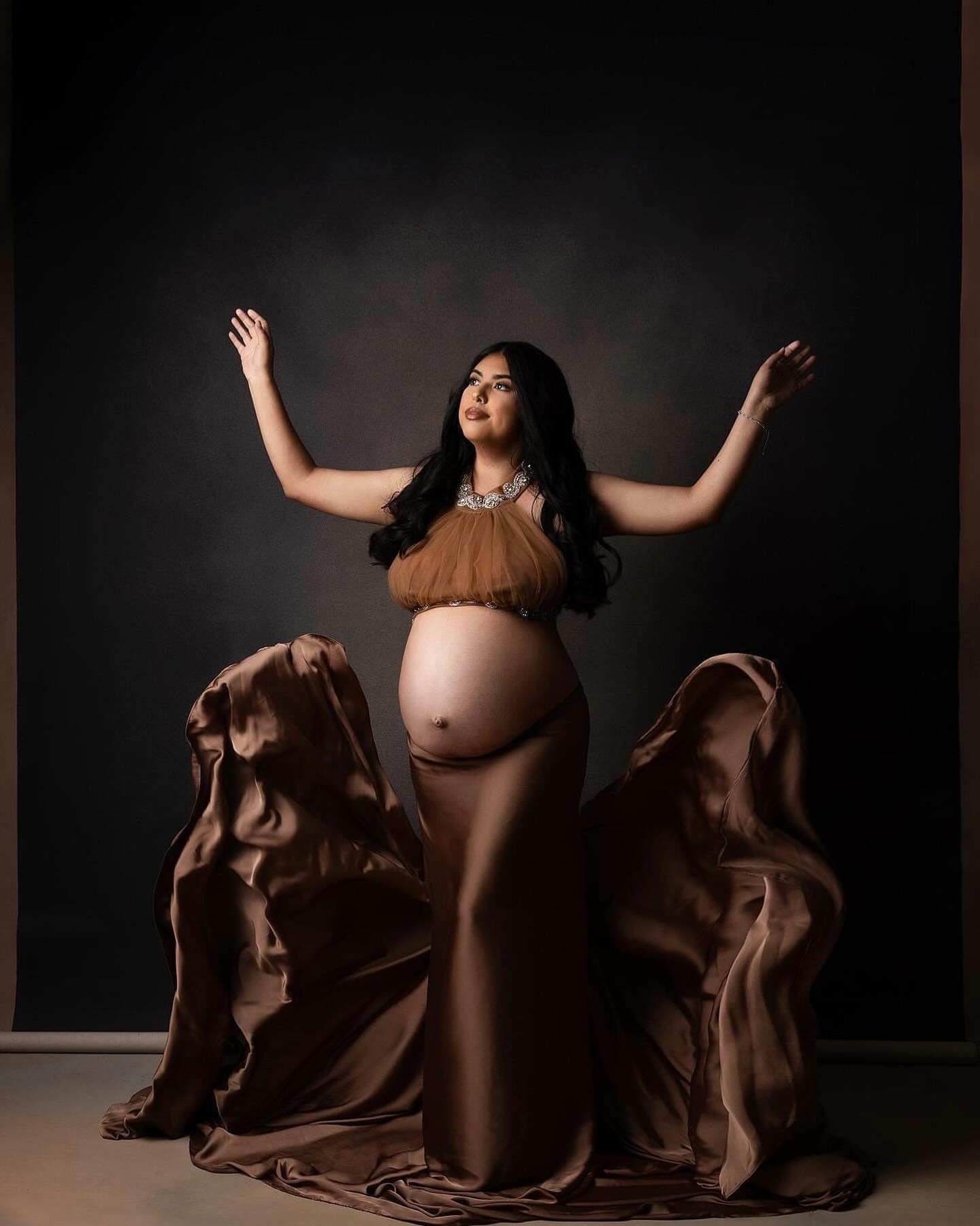 Clotstudio #446 hand-painted canvas backdrop in black beige textured, perfect for portrait photography (shot by @albrechtartisticphotography)